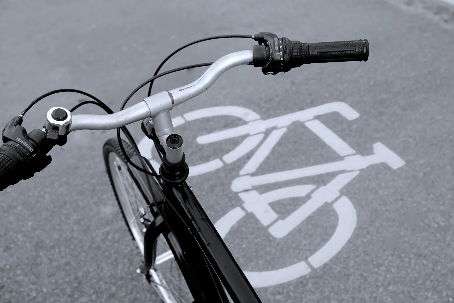 Photo vélo sur piste cyclable