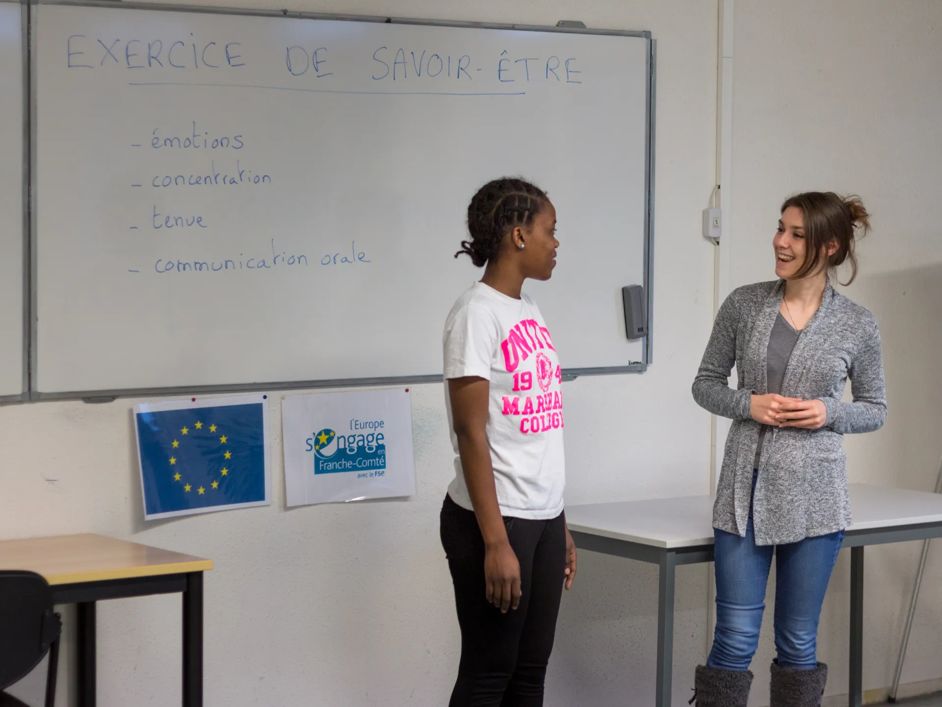 Photo - Jeunes en formation devant un tableau