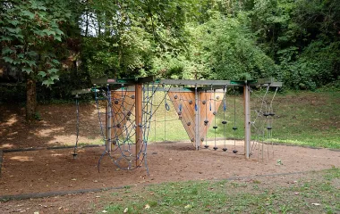 Jeux pour enfants dans un parc